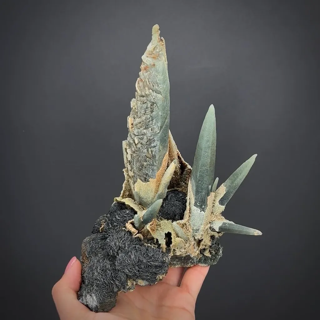 Quartz (Prase) on crystallized Hematite
