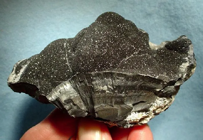 Quartz, Romanechite image