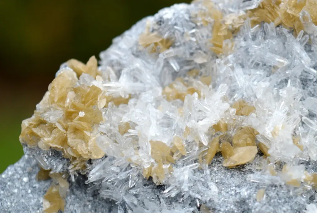 Quartz & siderite 620 grams - La Mure, Isère, Auvergne-Rhône-Alpes, France - image 8