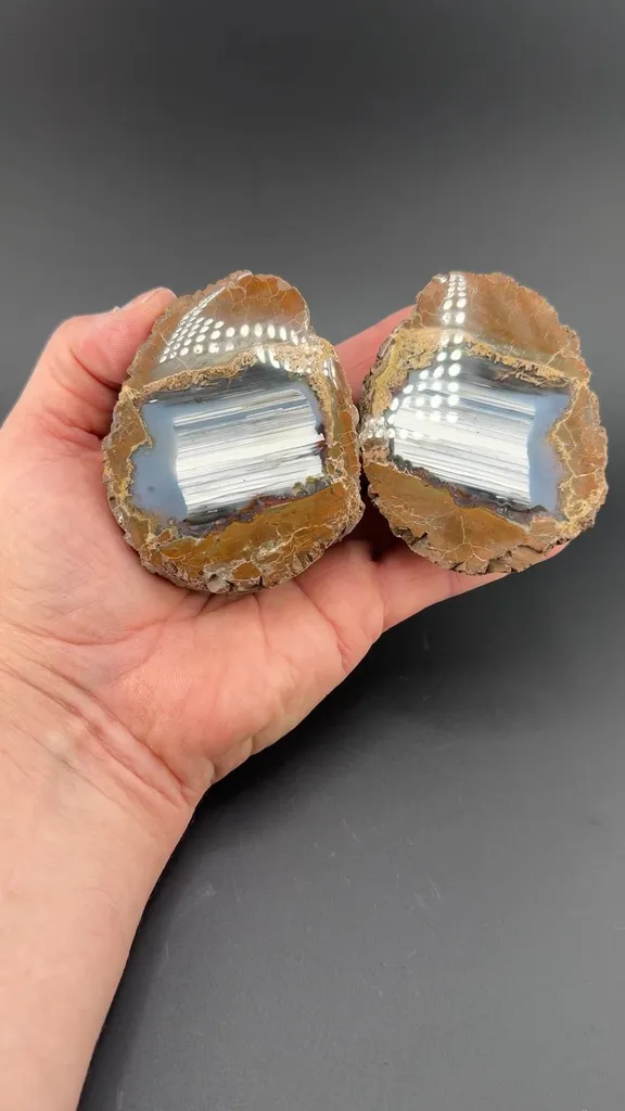 Quartz (Thunderegg Agate) image