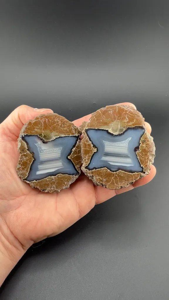 Quartz (Thunderegg Agate) image