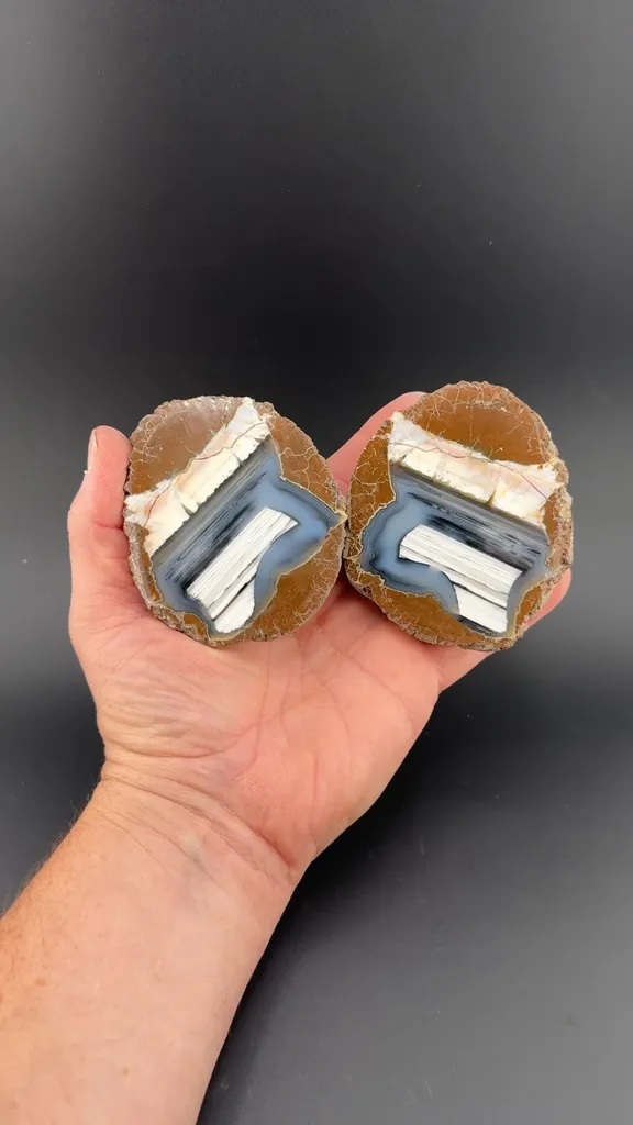 Quartz (Thunderegg Agate) image