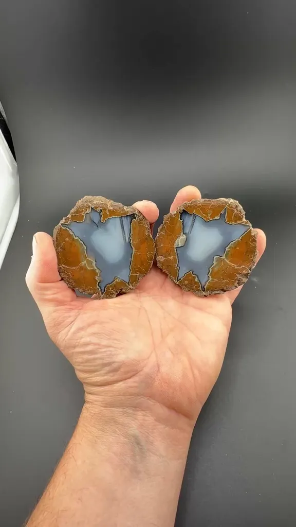 Quartz (Thunderegg Agate) image