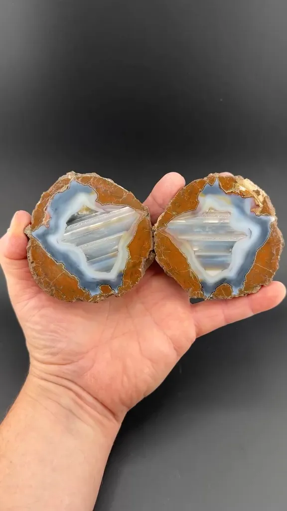 Quartz (Thunderegg Agate) image