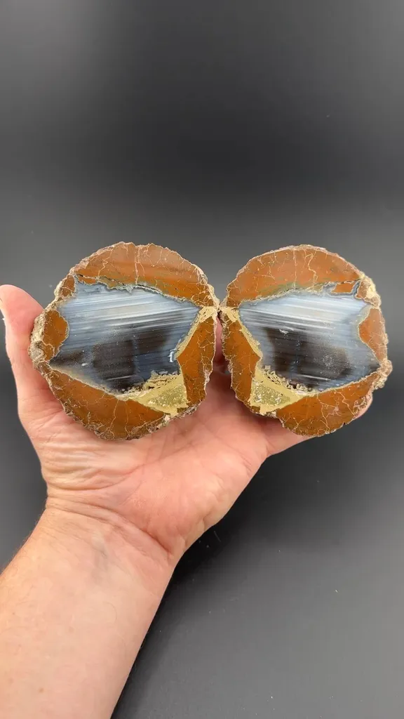 Quartz (Thunderegg Agate) image