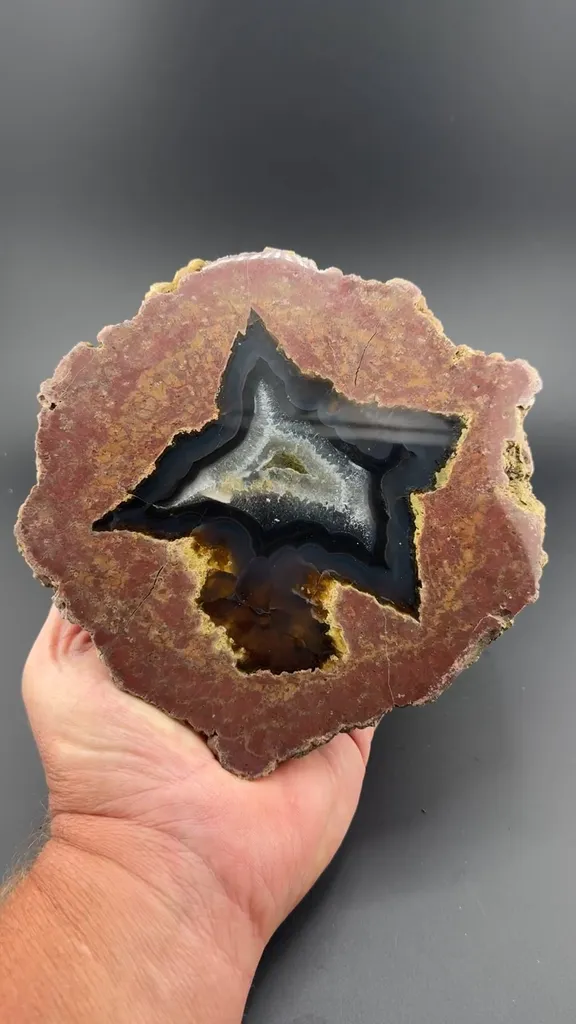 Quartz (Thunderegg Agate) image