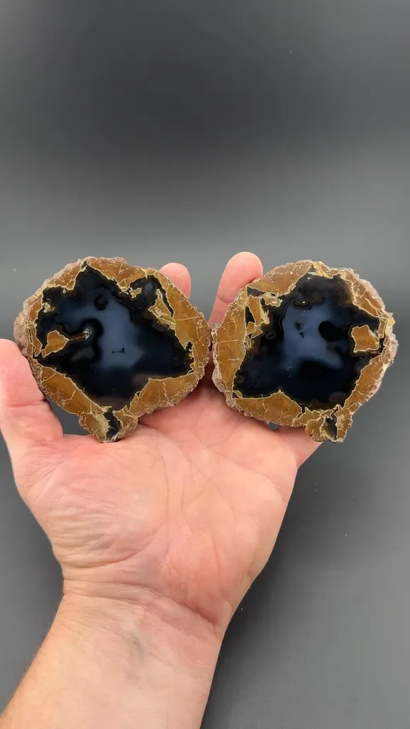 Quartz (Thunderegg Agate) image