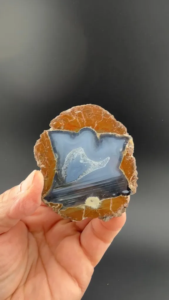 Quartz (Thunderegg Agate) image