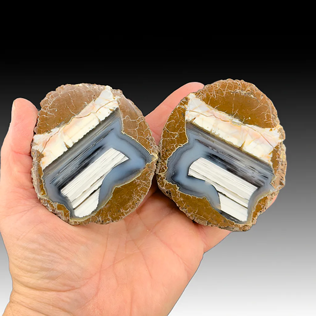 Quartz (Thunderegg Agate) - image 1