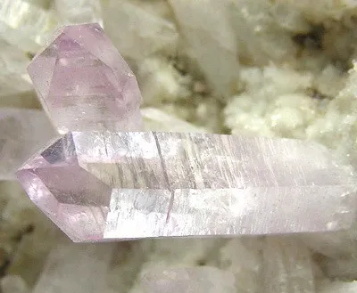 Quartz (Var: Amethyst) - image 2