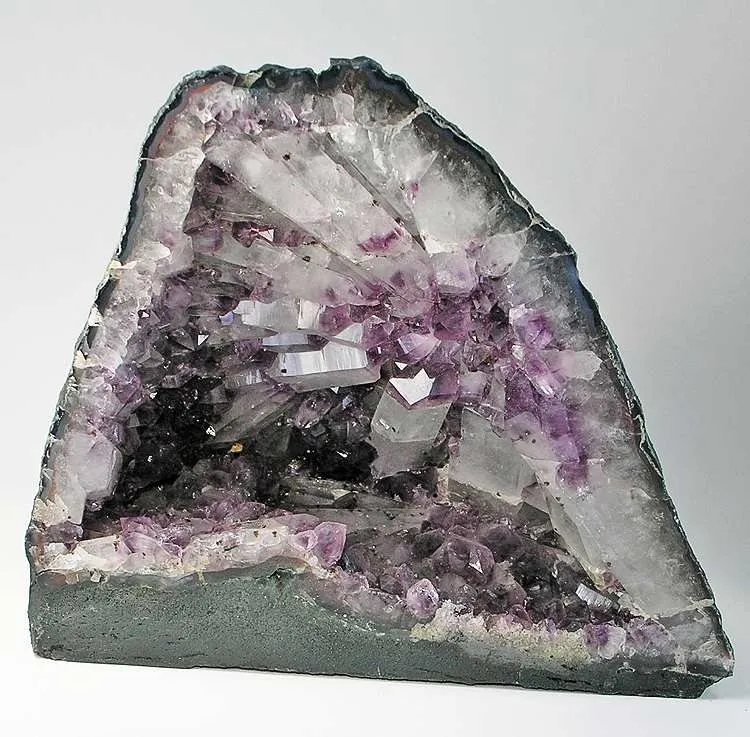 Quartz (Var: Amethyst) image