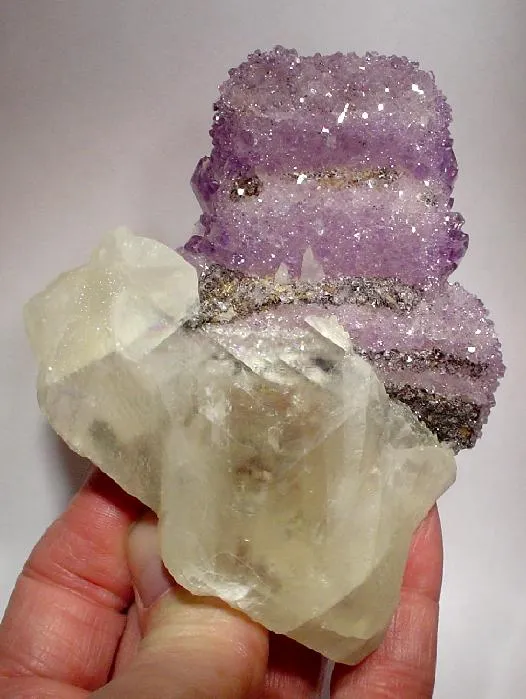 Quartz (Var: Amethyst), Calcite image
