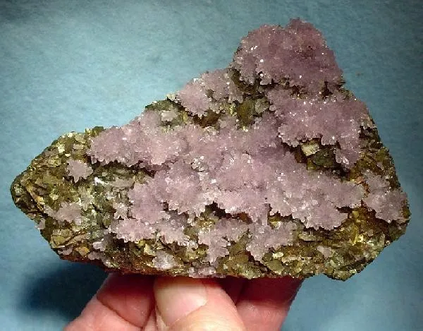 Quartz (Var: Amethyst), Chalcopyrite image