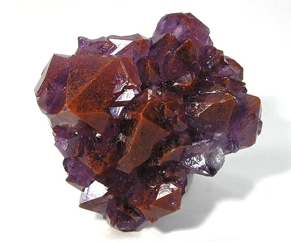 Quartz (Var: Amethyst), Hematite image