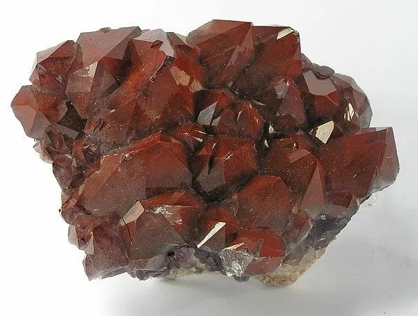 Quartz (Var: Amethyst), Hematite image