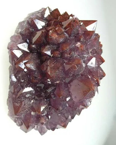 Quartz (Var: Amethyst), Hematite image
