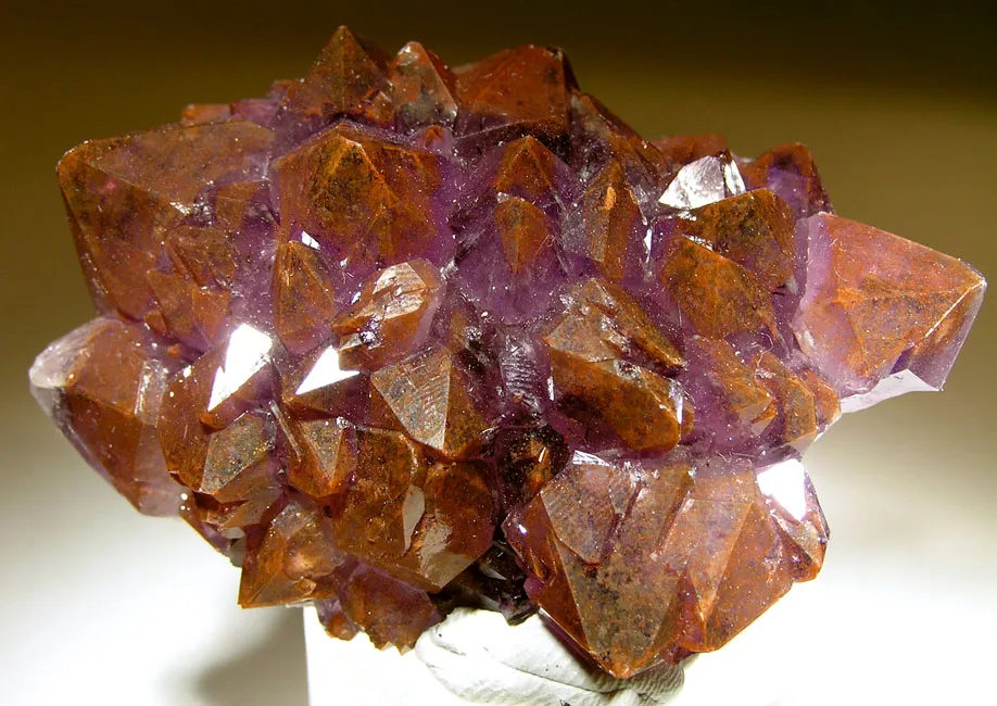 Quartz (Var: Amethyst), Hematite image