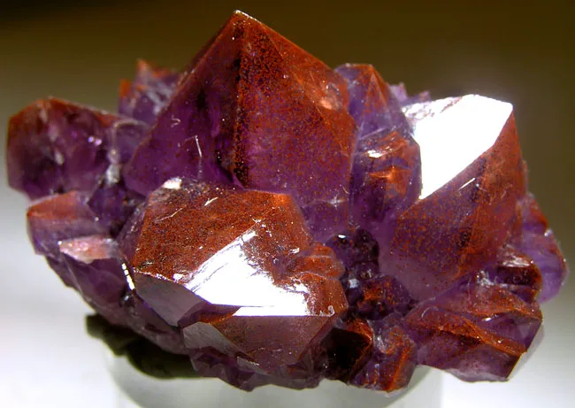 Quartz (Var: Amethyst), Hematite image