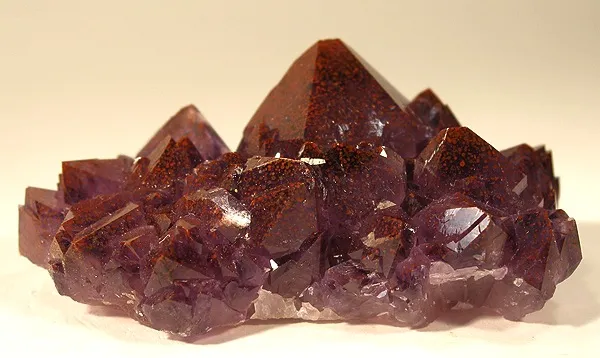 Quartz (Var: Amethyst), Hematite image