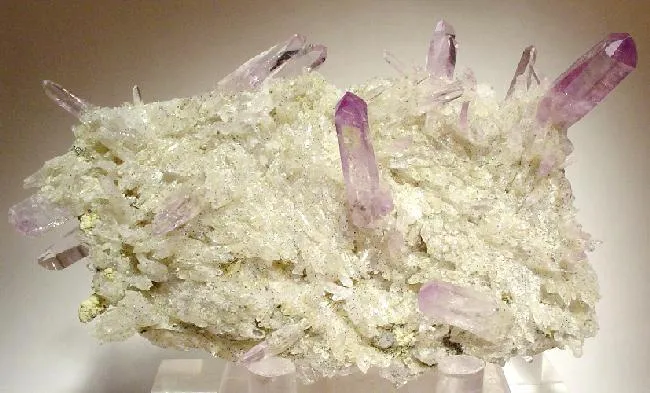 Quartz (Var: Amethyst), Quartz image
