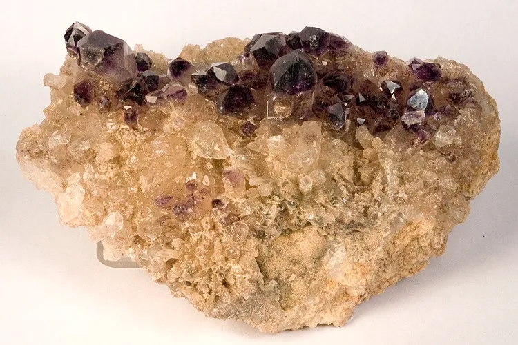 Quartz (Var: Amethyst), Quartz image