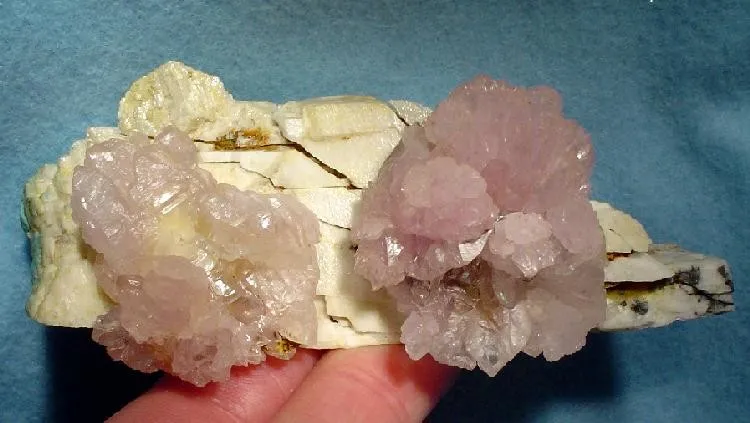 Quartz (Var: Rose Quartz), Albite image