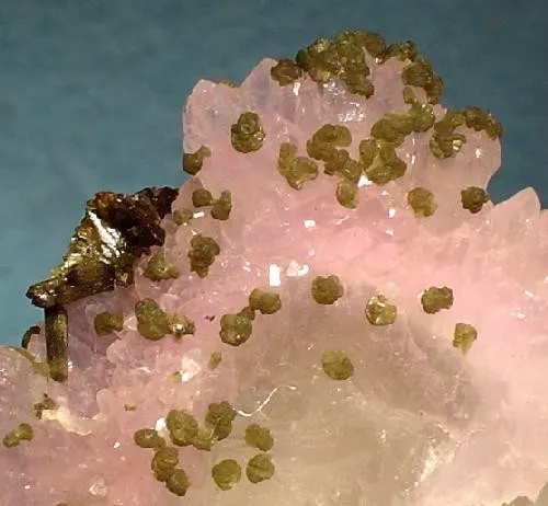 Quartz (Var: Rose Quartz), Eosphorite, Zanazziite - image 2