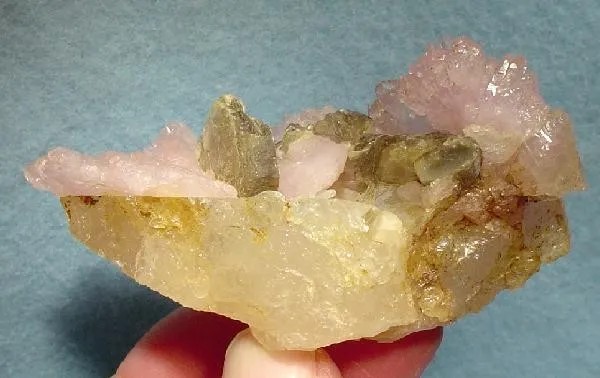Quartz (Var: Rose Quartz), Muscovite image