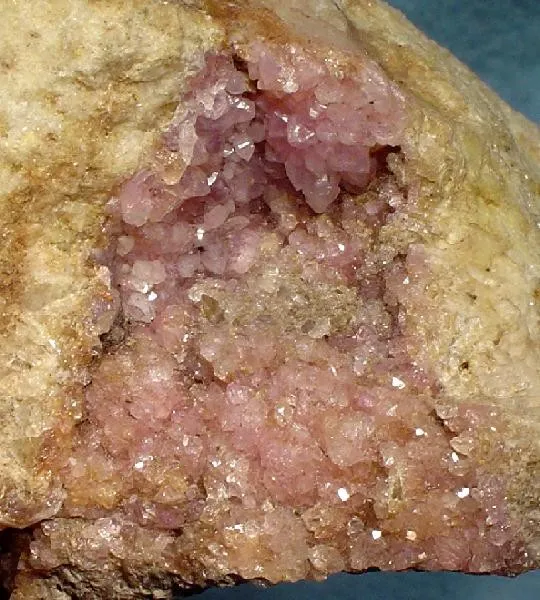 Quartz (Var: Rose Quartz), Quartz image
