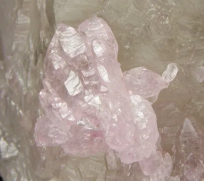 Quartz (Var: Rose Quartz), Quartz - image 2
