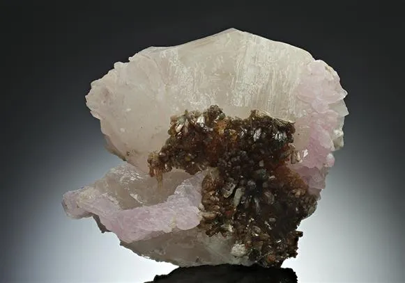 Quartz var. "Rose Quartz" with Eosphorite image