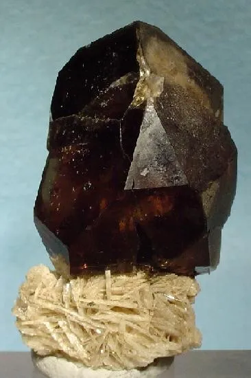 Quartz (Var: Smoky Quartz), Albite (Var: Cleavelandite) image