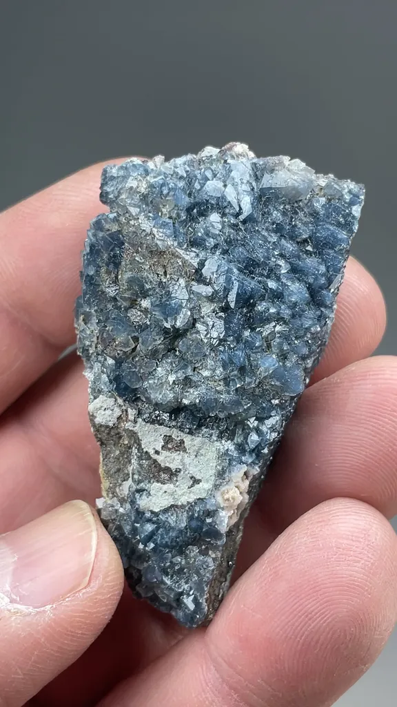 Quartz with Aerinite inclusions - image 2