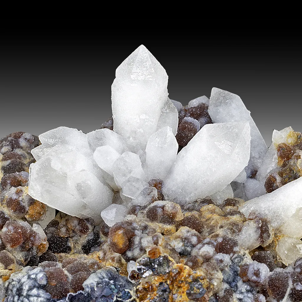 Quartz with Andradite image