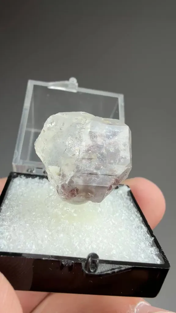 Quartz with Axinite inclusions - image 2