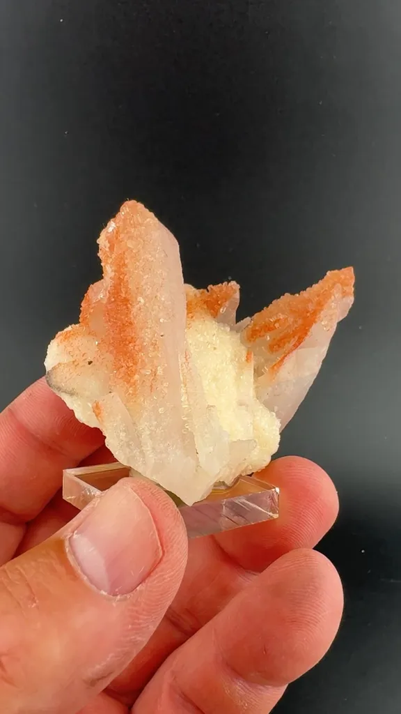 Quartz with Calcite, Hematite image