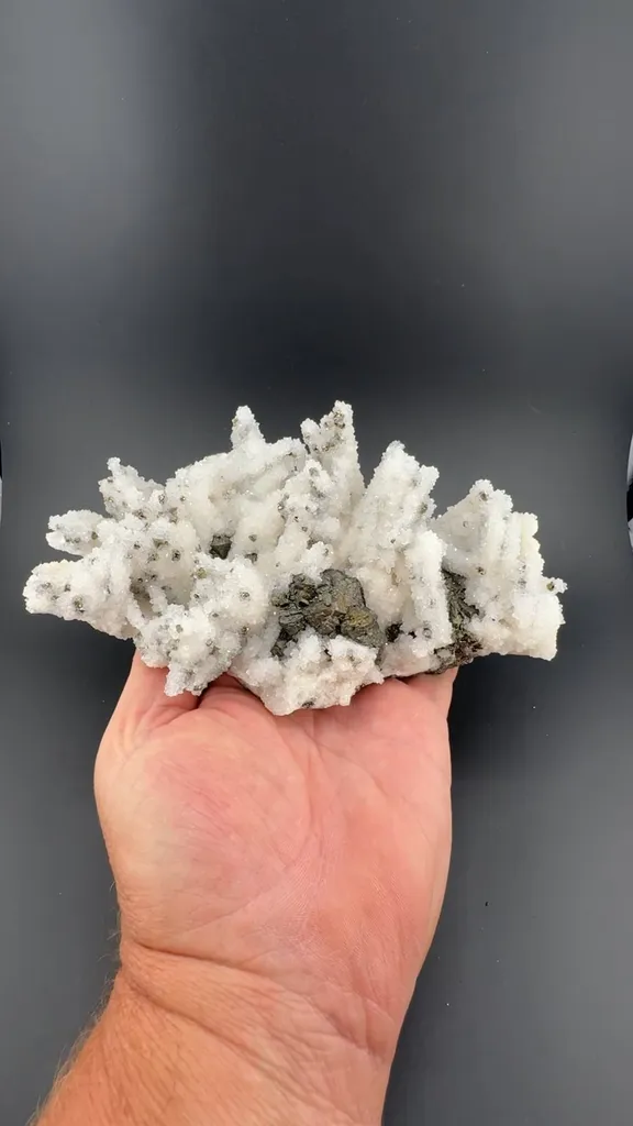 Quartz with Chalcopyrite image