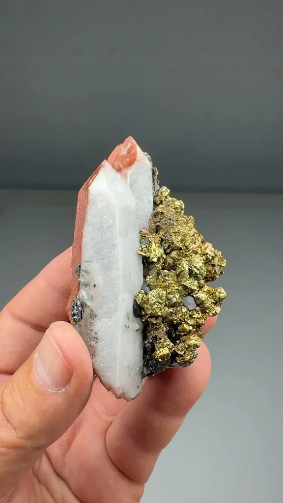 Quartz with Chalcopyrite, Hematite (SIL-039) image
