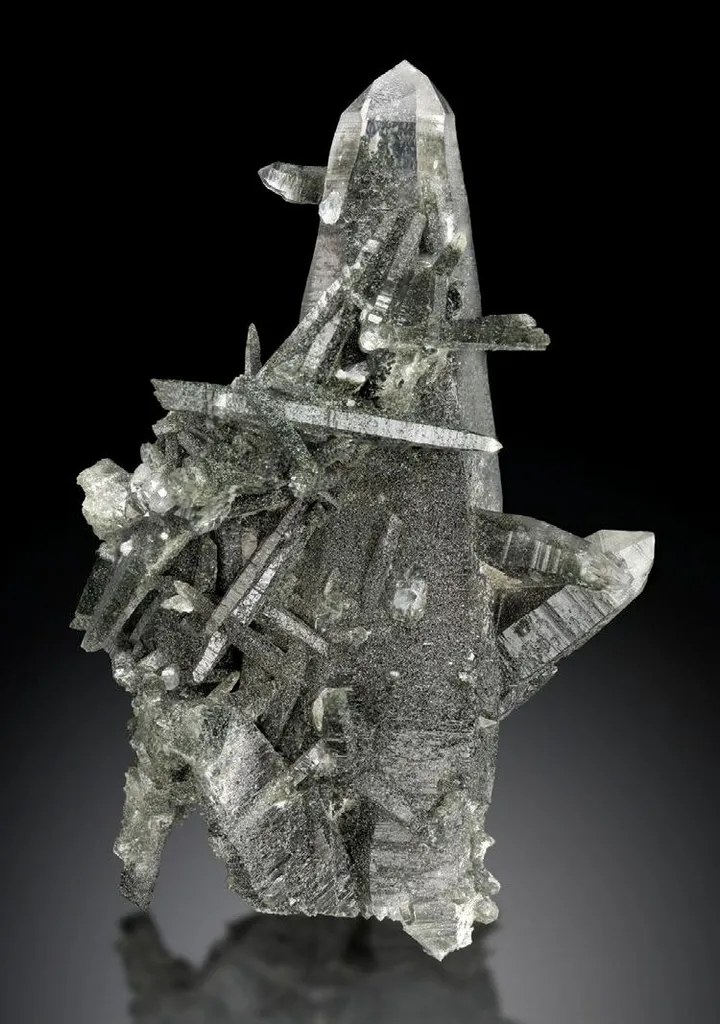 Quartz with Chlorite inclusions image