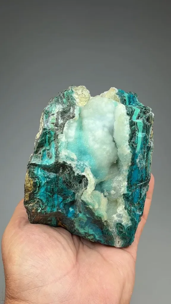 Quartz with Chrysocolla image