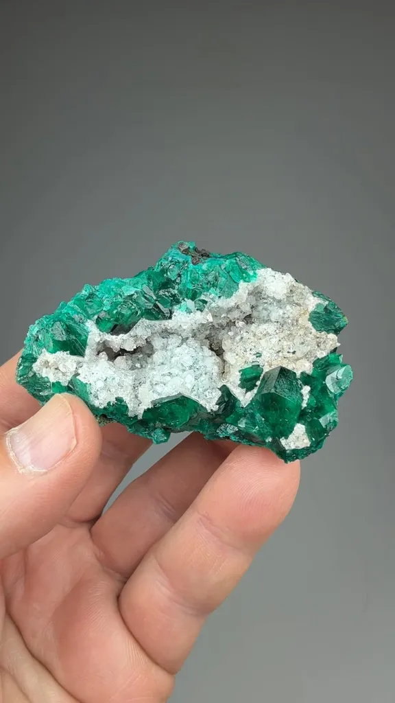 Quartz with Dioptase - image 2