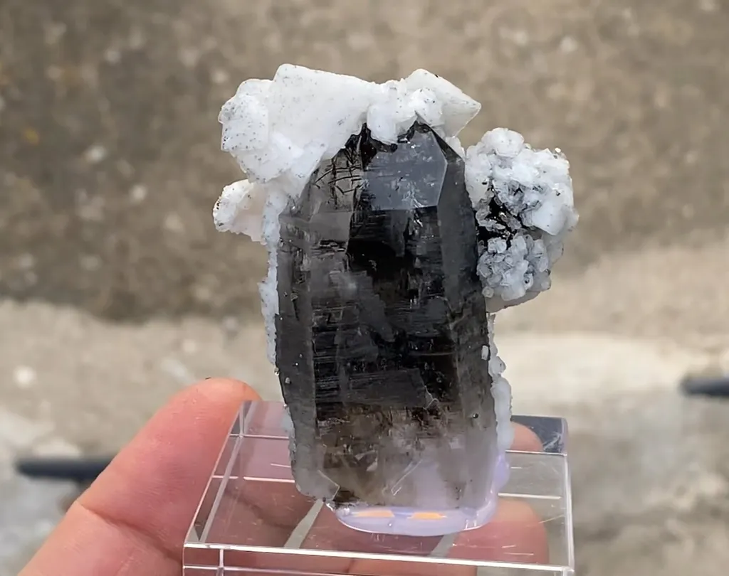 Quartz with Dolomite and Dravite inclusions - image 5