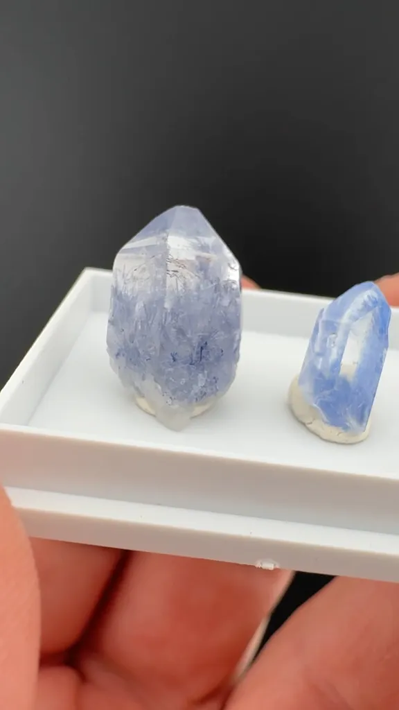 Quartz with Dumortierite image