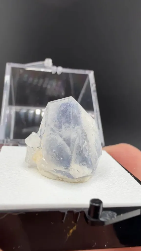 Quartz with Dumortierite image