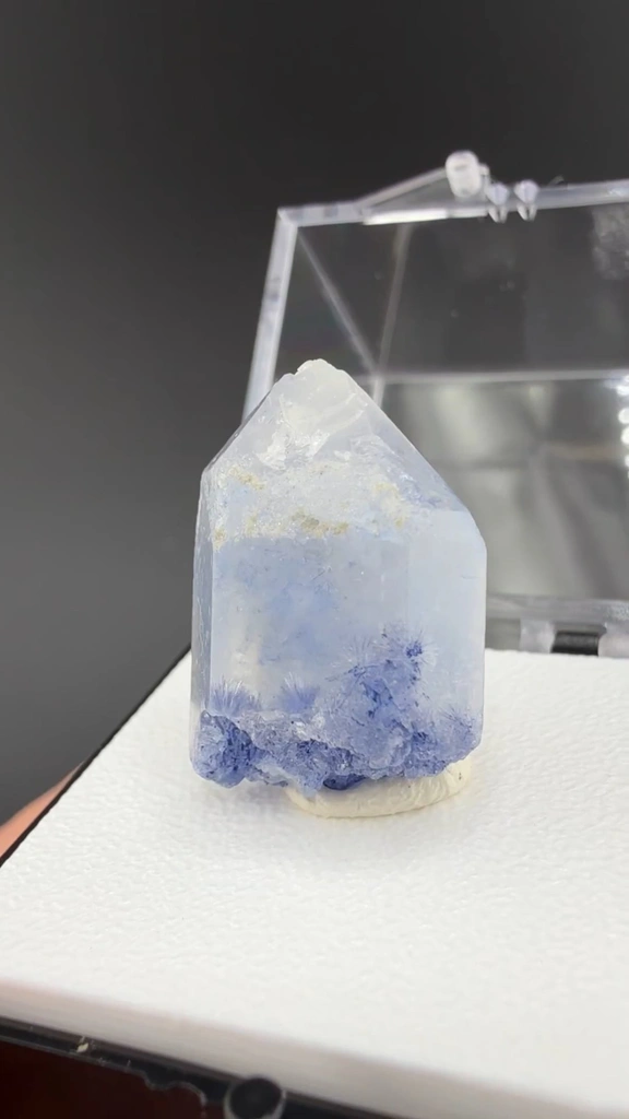 Quartz with Dumortierite image