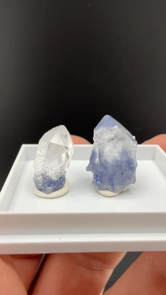 Quartz with Dumortierite image