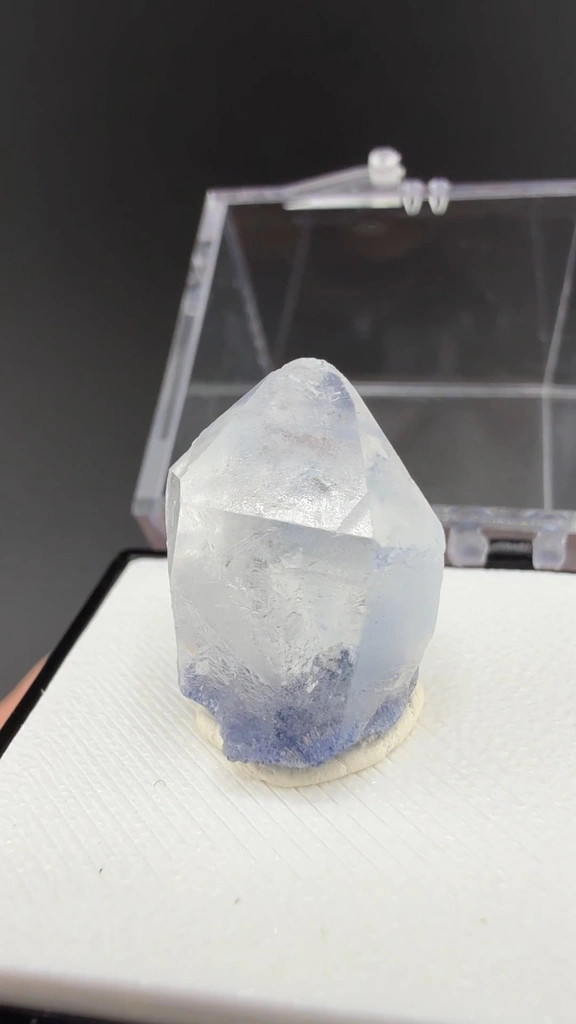 Quartz with Dumortierite image