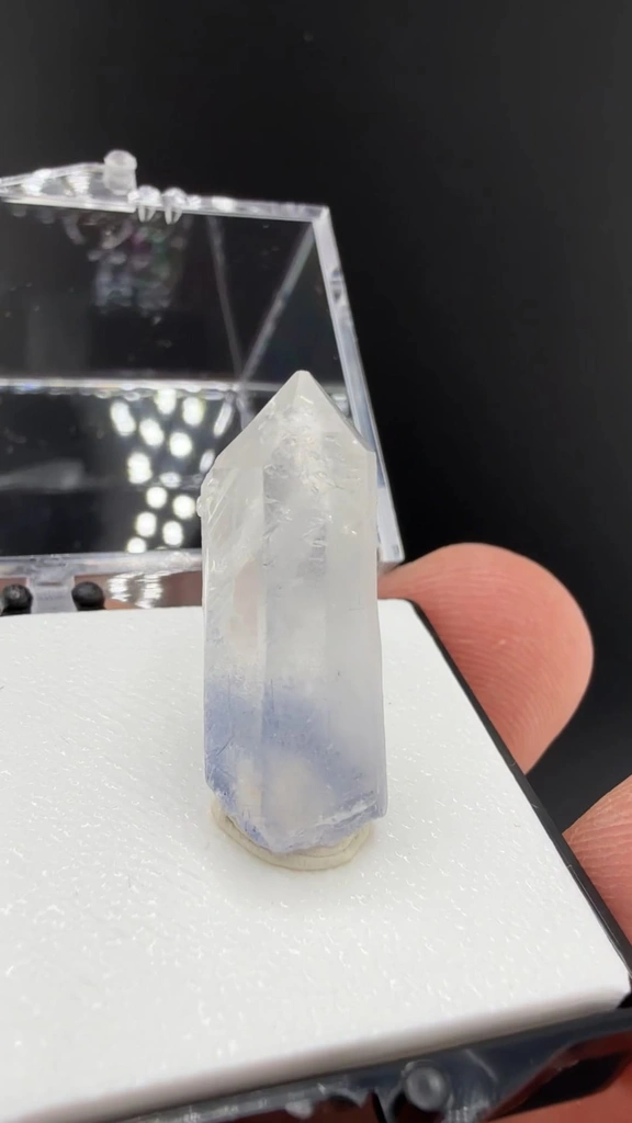 Quartz with Dumortierite image