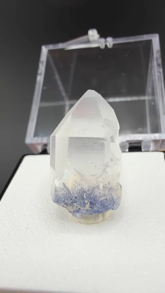 Quartz with Dumortierite image