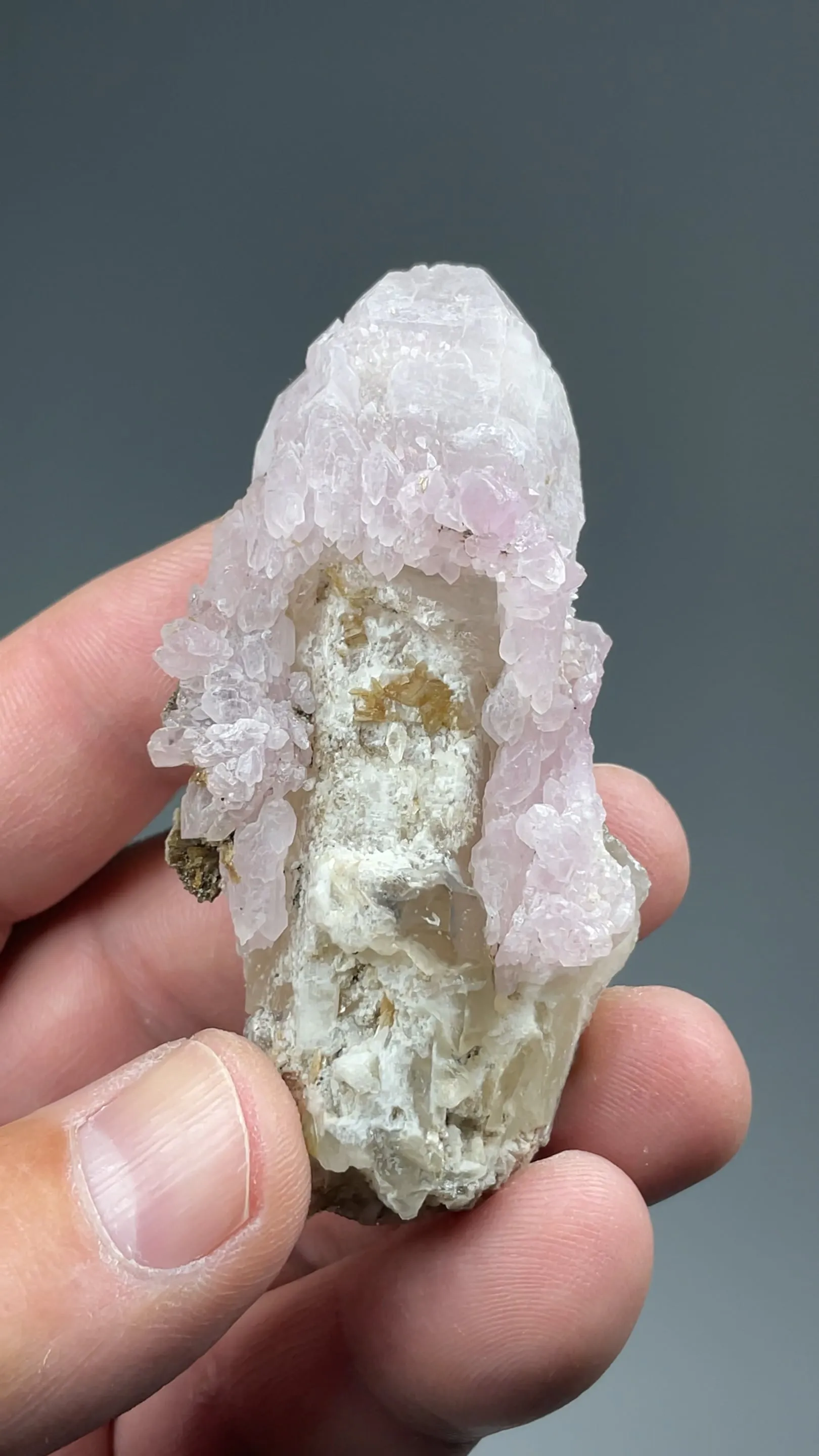 Quartz with Eosphorite - image 2